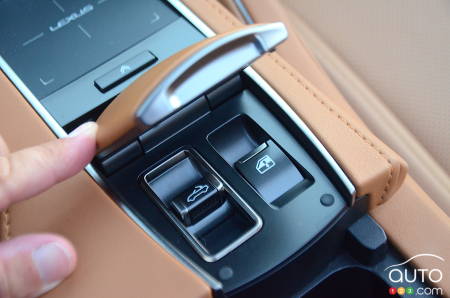 Mécanisme pour ouvrir ou fermer le toit de la Lexus LC
